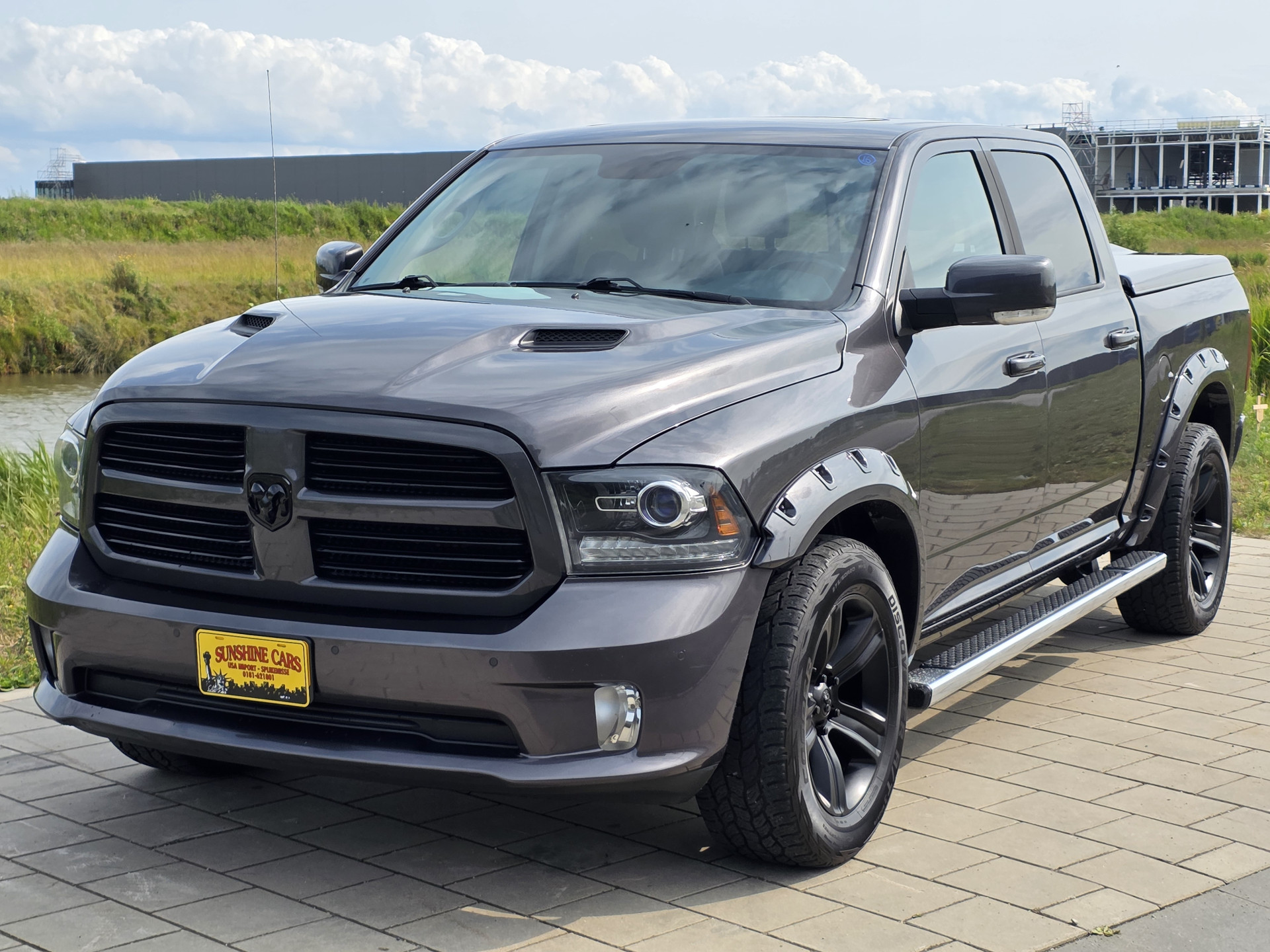 Dodge  1500 SPORT 4X4 CREW CAB. 5,7LTR V8 AUT. BLACK EDITION LAGE CATALOGUS WAARDE 43967678-0.jpg | Sunshine Cars