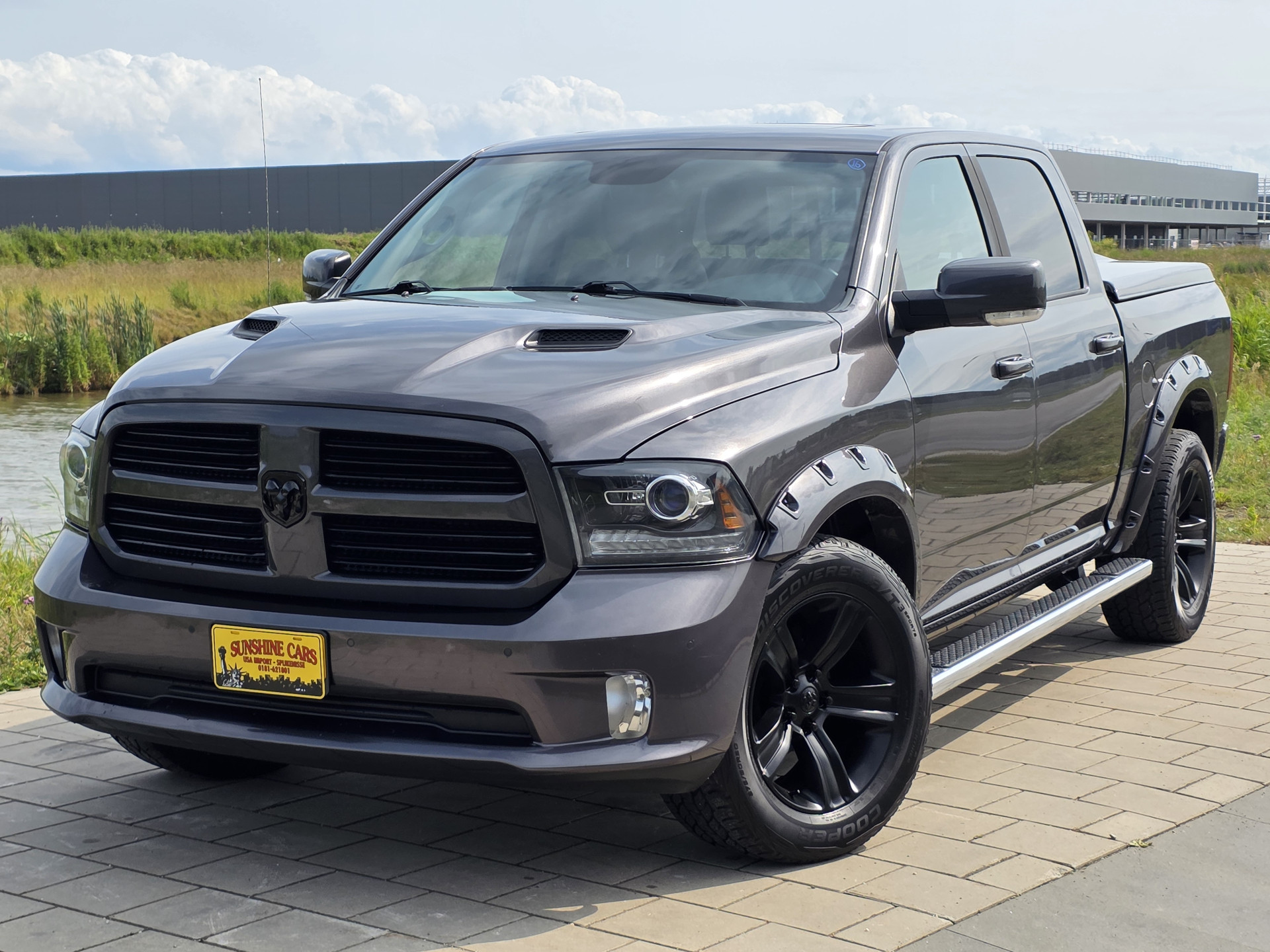 Dodge 1500 SPORT 4X4 CREW CAB. 5,7LTR V8 AUT. BLACK EDITION LAGE CATALOGUS WAARDE 43967678-1.jpg | Sunshine Cars