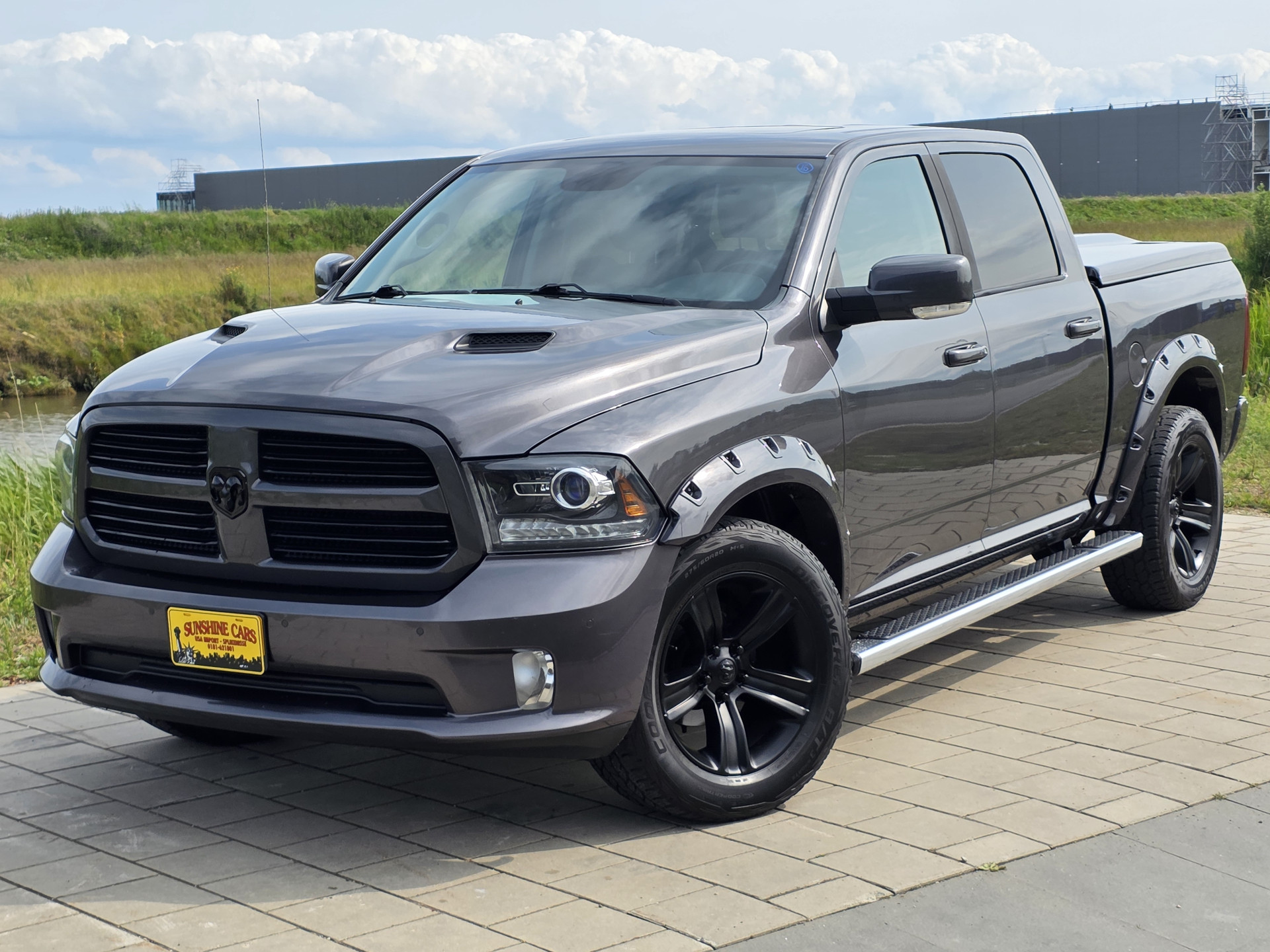 Dodge 1500 SPORT 4X4 CREW CAB. 5,7LTR V8 AUT. BLACK EDITION LAGE CATALOGUS WAARDE 43967678-2.jpg | Sunshine Cars