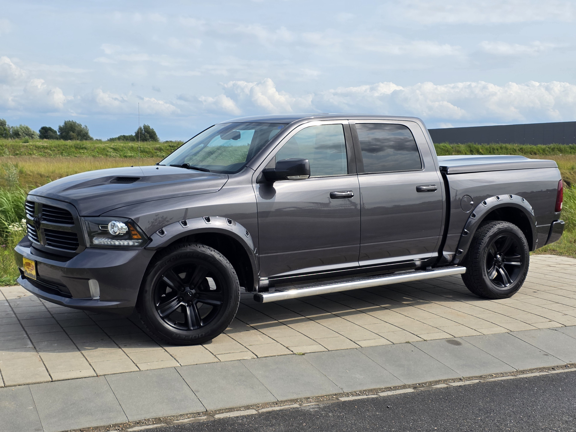 Dodge 1500 SPORT 4X4 CREW CAB. 5,7LTR V8 AUT. BLACK EDITION LAGE CATALOGUS WAARDE 43967678-4.jpg | Sunshine Cars
